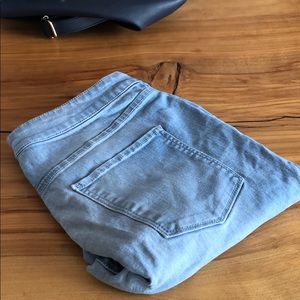 Light wash leggings with cut knees